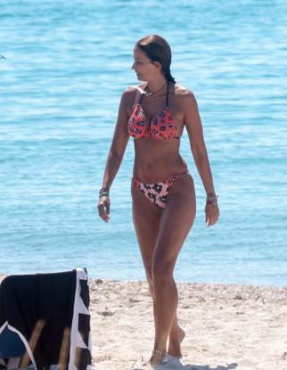 Η Αλέκα Καμηλά με μπικίνι αποδεικνύει πως και μια 45χρονη μαμά μπορεί να είναι σέξι