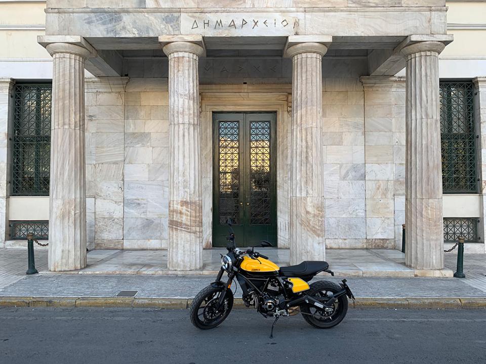 Ducati Scrambler Full Throttle: Τέρμα τα γκάζια με μια sexy Ιταλίδα