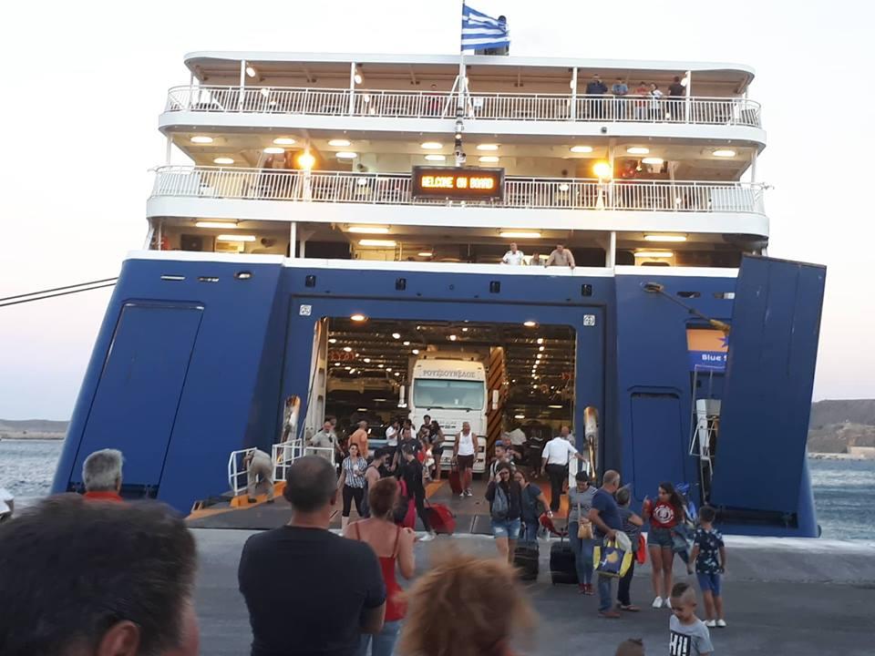 Ταλαιπωρία για εκατοντάδες επιβάτες από πρόσκρουση του "Blue Star Paros" στο λιμάνι της Σύρου