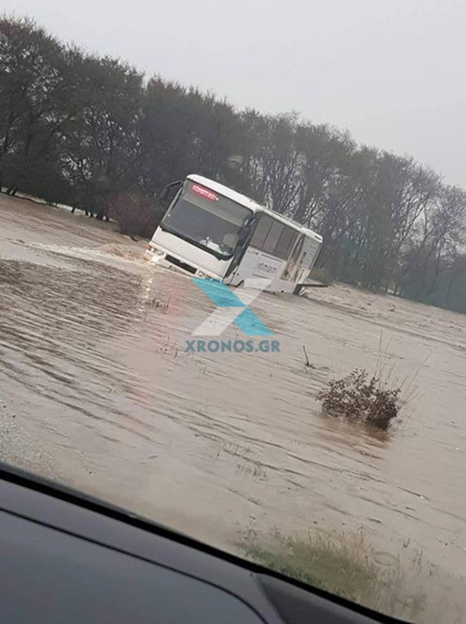 Ροδόπη - Κακοκαιρία: Λεωφορείο γεμάτο μαθητές ακινητοποιήθηκε μέσα σε νερά (ΦΩΤΟ)