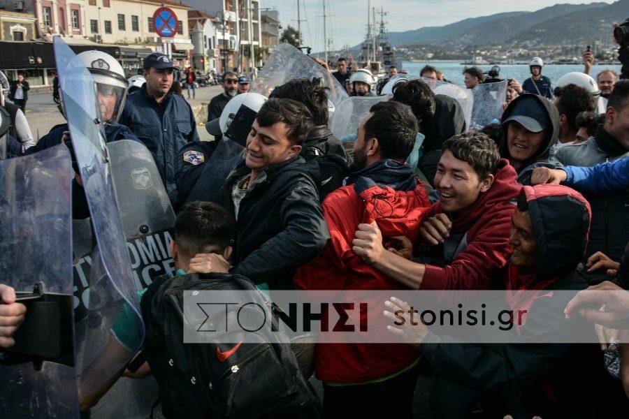 Επεισόδια στο κέντρο της Μυτιλήνης από 2.000 πρόσφυγες και μετανάστες (ΦΩΤΟ)