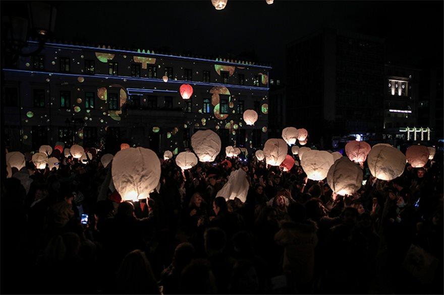 «Η νύχτα των ευχών»: Εκατοντάδες χάρτινα φαναράκια φώτισαν τον ουρανό της Αθήνας!
