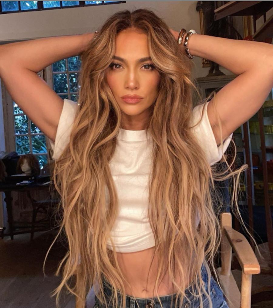 Η Ιωάννα Τούνη ποζάρει με την νέα απίστευτα μακριά κοτσίδα της