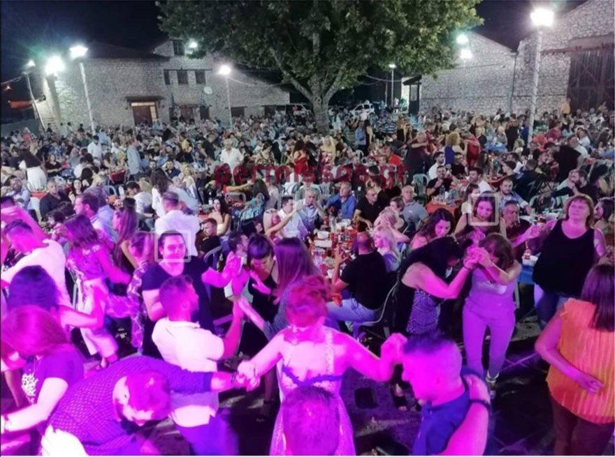 Απίστευτο συνωστισμός παρουσία βουλευτών σε γλέντι στην Αλίαρτο