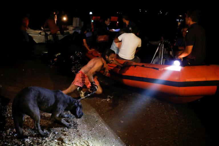 Ολονύχτια επιχείρηση απεγκλωβισμού εκατοντάδων ανθρώπων από τις ακτές της Ραφήνας