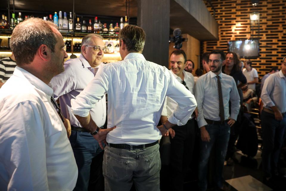 Στο Περιστέρι σε καφέ -για να μην χαλάσει το γούρι- σήμερα ο Κυριάκος Μητσοτάκης