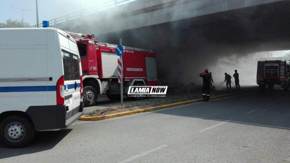 Λαμία: Φωτιά σε πλατφόρμα γεμάτη άχυρο (ΦΩΤΟ)