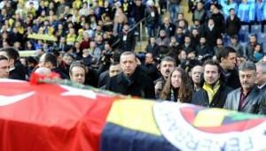 παρόντος και του πρωθυπουργού της Τουρκίας, Ρετζέπ Ταγίπ Ερντογάν, ο Λεφτέρ Αντωνιάδης οδηγήθηκε χθες στην τελευταία του κατοικία. Ο ελληνικής καταγωγής «θρύλος» του τουρκικού ποδοσφαίρου κηδεύτηκε με τιμές ήρωα και στο τελευταίο «αντίο» έδωσαν το «παρών» παραπάνω από 10.000 Τούρκοι