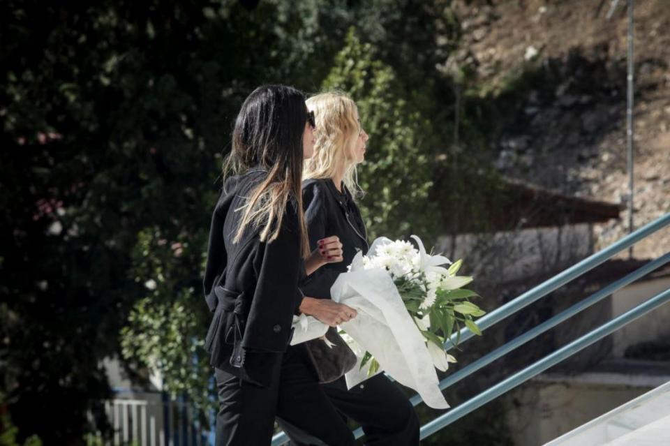 Σπαραγμός από την Βικτώρια Καρύδα στο τελευταίο αντίο στον σύζυγό της Γιάννη Μακρή