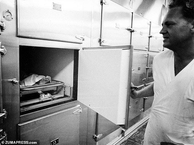 Σοκάρουν, 57 χρόνια, μετά οι φωτογραφίες από το άψυχο σώμα της Μέριλιν Μονρόε (ΒΙΝΤΕΟ)