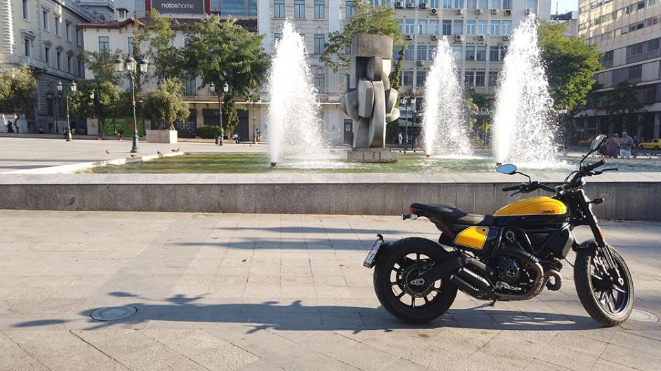 Ducati Scrambler Full Throttle: Τέρμα τα γκάζια με μια sexy Ιταλίδα