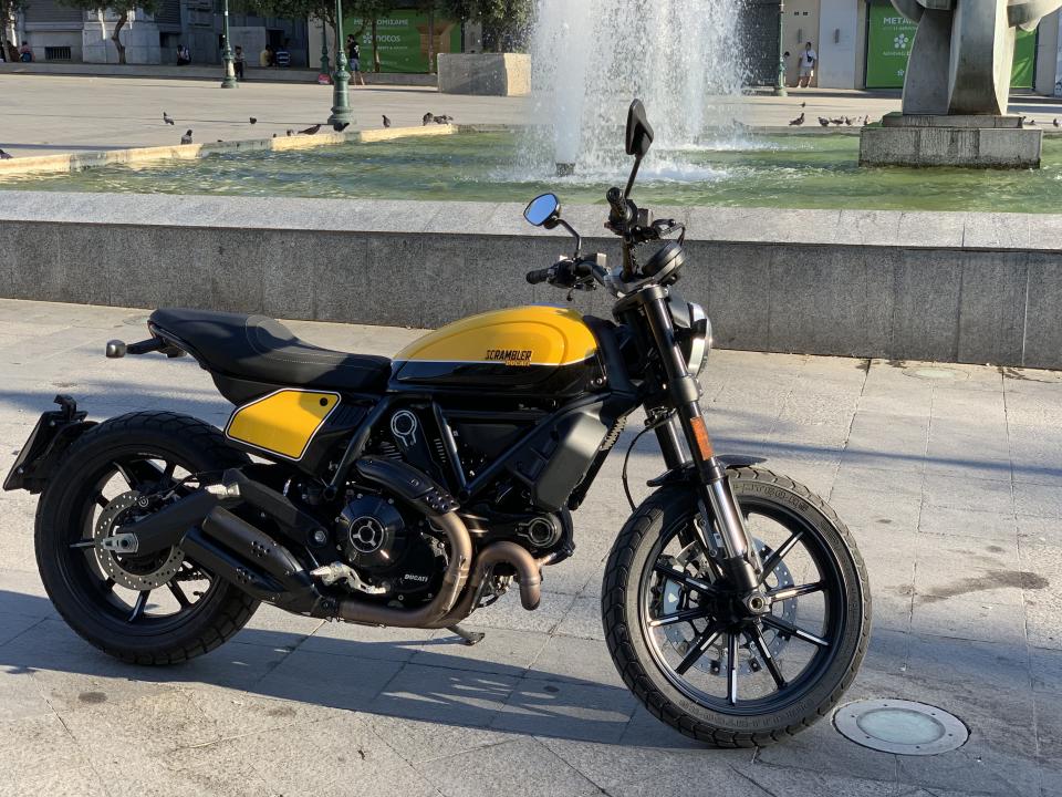 Ducati Scrambler Full Throttle: Τέρμα τα γκάζια με μια sexy Ιταλίδα