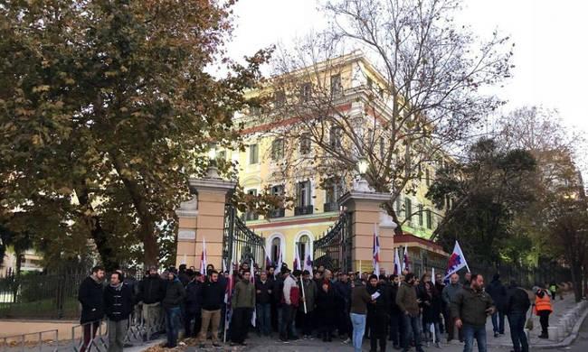 Κατάληψη στο υπουργείο Μακεδονίας-Θράκης από μέλη του ΠΑΜΕ (ΦΩΤΟ)