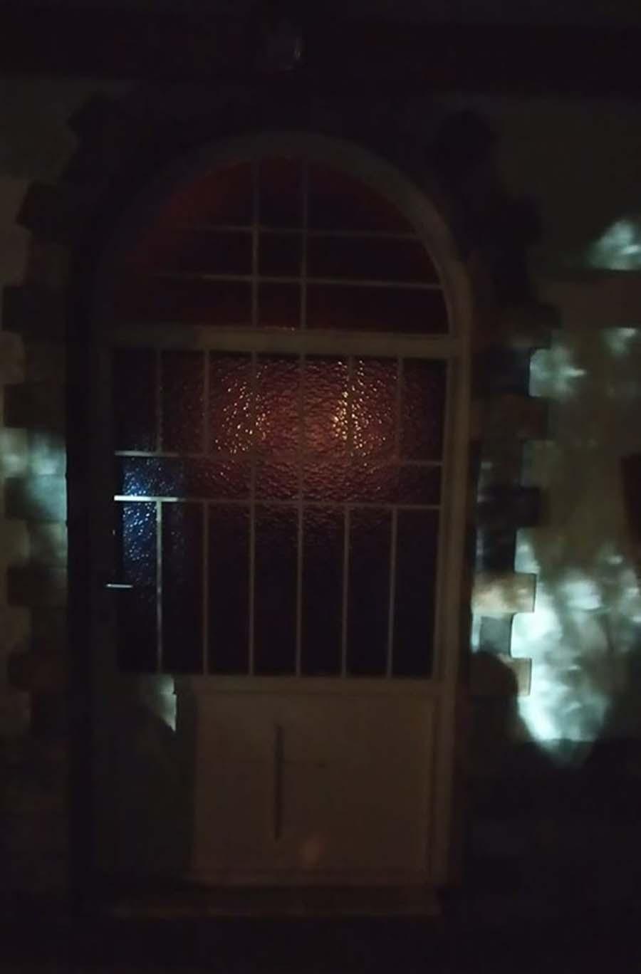 Μιλούν για θαύμα - Βλέπουν τη σκιά της Παναγίας σε εκκλησία της Λάρισας (ΦΩΤΟ) 