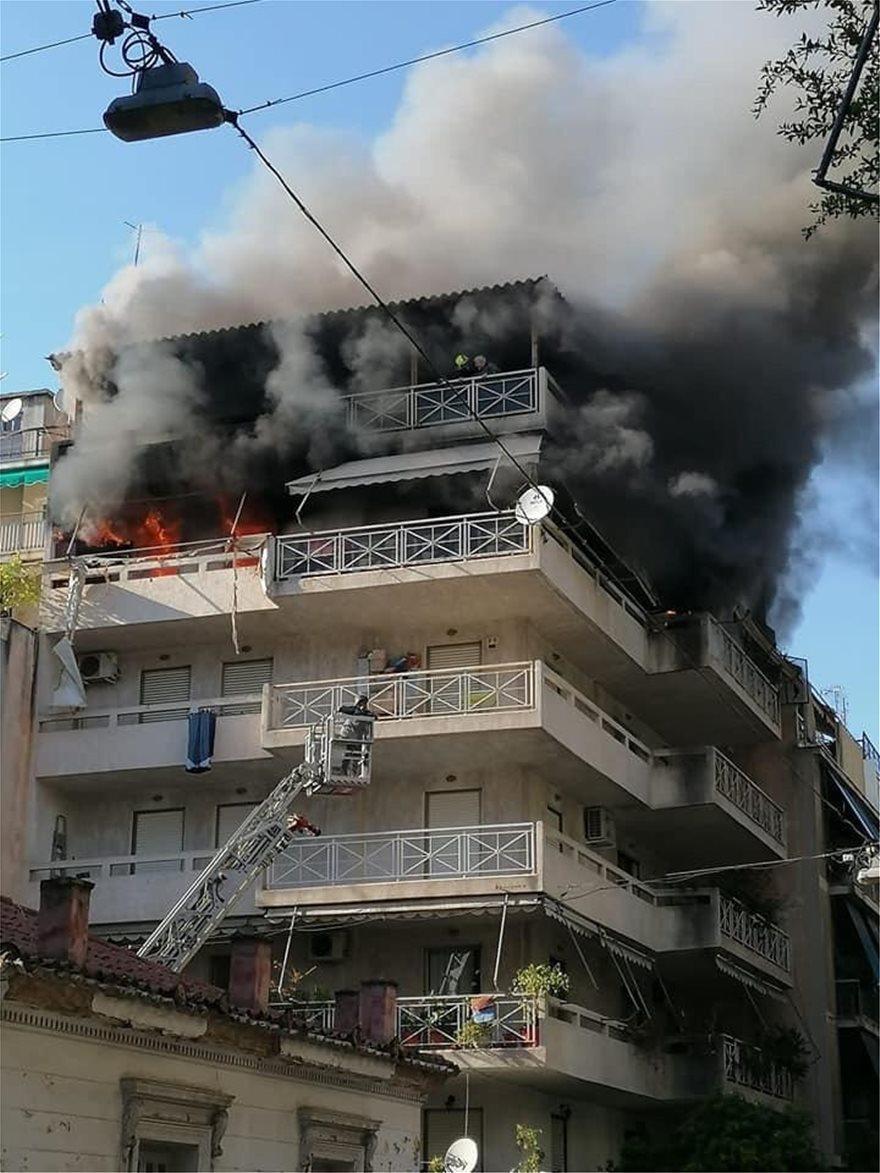 Απεγκλωβίστηκαν δύο ηλικιωμένοι από το φλεγόμενο διαμέρισμά τους στα Πατήσια