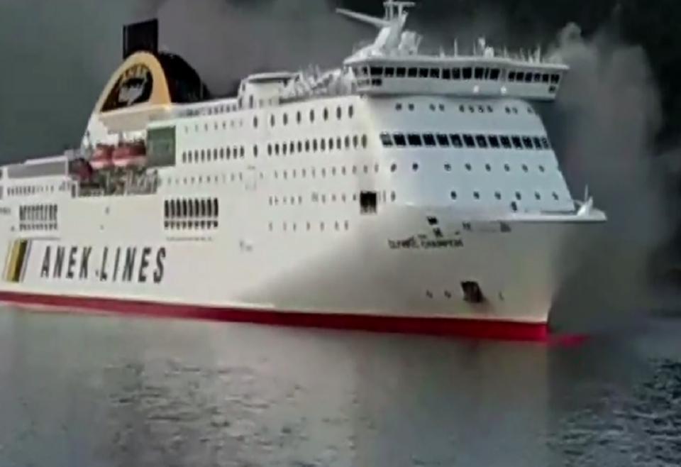 Φωτιά τώρα στο επιβατηγό πλοίο Olympic Champion 