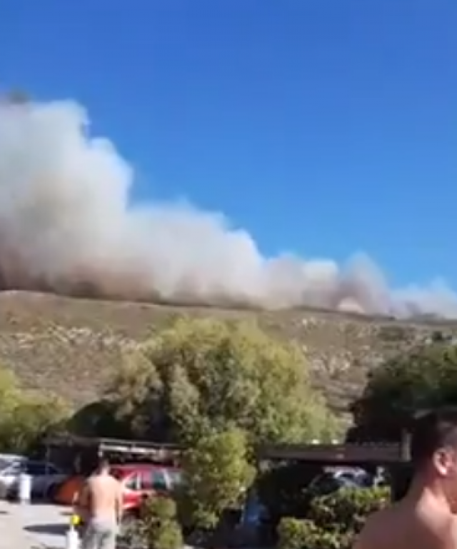 Πυρκαγιά στην Ελαφόνησο: Εκκενώθηκε κάμπινγκ και ξενοδοχείο (ΒΙΝΤΕΟ)