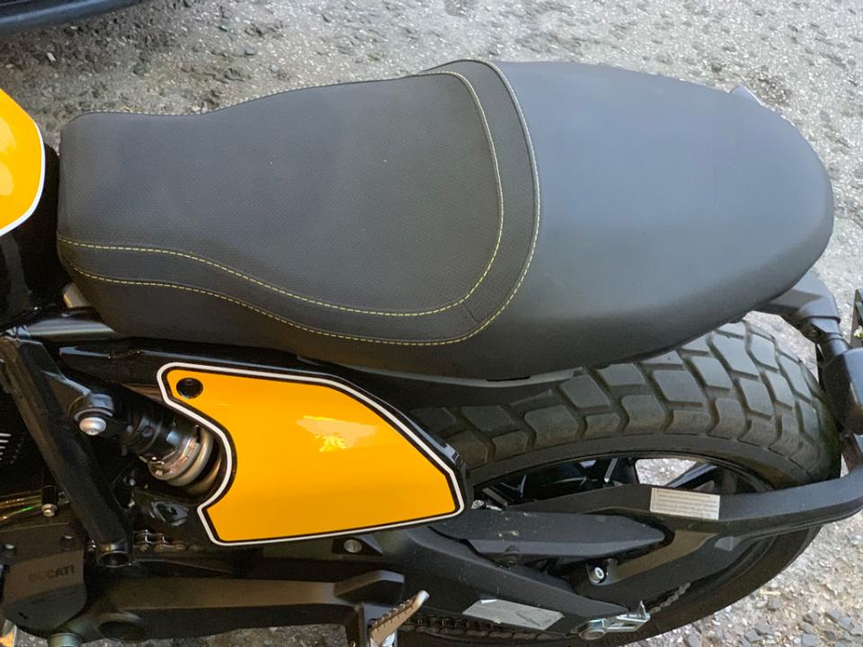 Ducati Scrambler Full Throttle: Τέρμα τα γκάζια με μια sexy Ιταλίδα