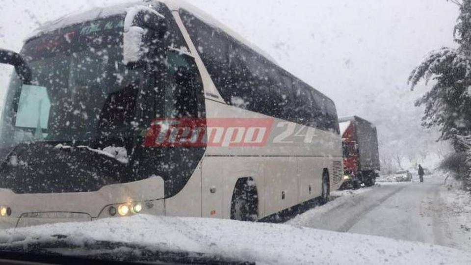 Λεωφορείο γεμάτο επιβάτες εγκλωβίστηκε λόγω χιονοθύελλας στην Εθνική οδό