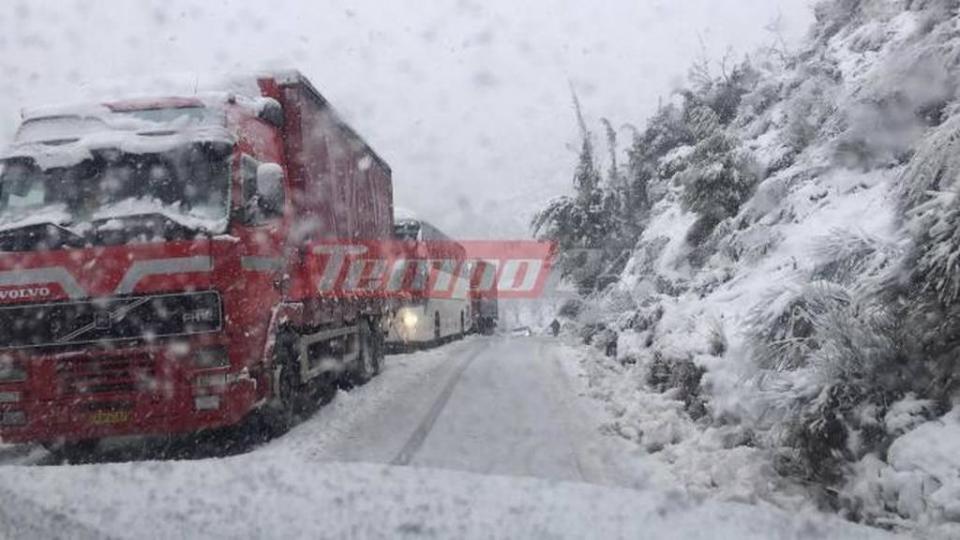 Λεωφορείο γεμάτο επιβάτες εγκλωβίστηκε λόγω χιονοθύελλας στην Εθνική οδό