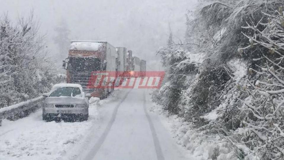 Λεωφορείο γεμάτο επιβάτες εγκλωβίστηκε λόγω χιονοθύελλας στην Εθνική οδό