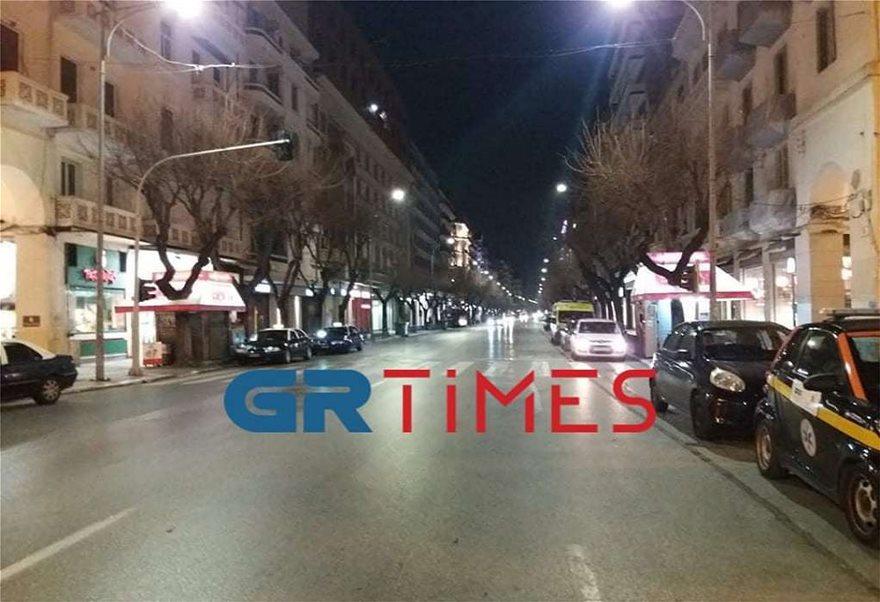 έρημες πόλεις μετατράπηκαν Αθήνα και Θεσσαλονίκη μετά την έναρξη της απαγόρευσης μετακίνησης από τις 18:00 που τέθηκε σε εφαρμογή σήμερα.