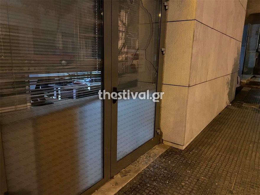 Καταδρομική επίθεση σε τράπεζα στην οδό Λαγκαδά στη Σταυρούπολη πραγματοποίησαν το βράδυ της Παρασκευής κουκουλοφόροι. 