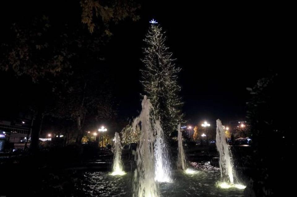 ΦΩΤΑΓΩΓΗΘΗΚΕ ΤΟ ΜΕΓΑΛΥΤΕΡΟ ΧΡΙΣΤΟΥΓΕΝΝΙΑΤΙΚΟ ΔΕΝΤΡΟ ΤΗΣ ΕΛΛΑΔΑΣ