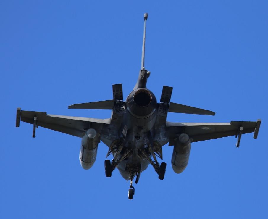 Το πρώτο ελληνικό F-16 Viper με σειριακό αριθμό "005"  ολοκλήρωσε σήμερα με επιτυχία την πρώτη του πτήση, που διήρκησε 61 λεπτά. 