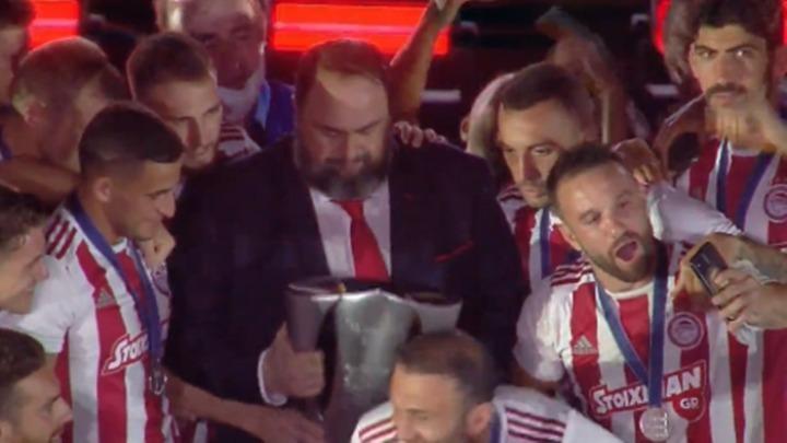 «Campeones, campeones» ήταν το σύνθημα που κυριάρχησε στα αποδυτήρια του Ολυμπιακού από τα στόματα προπονητών, ποδοσφαιριστών και παραγόντων, πάντα με την απαραίτητη... συνοδεία σαμπάνιας για την κατάκτηση του 45ου πρωταθλήματος Ελλάδας, μετά την άνετη νίκη με 3-0 επί της ΑΕΚ. Ωστόσο, ο ιδιοκτήτης της «ερυθρόλευκης» ΠΑΕ, Βαγγέλης Μαρινάκης υπογράμμισε στην κάμερα της NOVA ενόψει της συνέχειας της σεζόν: «Ώρα να διασκεδάσουν τα παιδιά. Ήταν μία καταπληκτική χρονιά αλλά έχουμε και συνέχεια. Πρέπει να είμαστε σοβαροί για το μέλλον. Έχουμε μπροστά μας τον τελικό του Κυπέλλου και έχουμε και το μεγάλο ματς με την Γουλβς». Από την πλευρά του, ο τεχνικός του Ολυμπιακού, Πέδρο Μαρτίνς, είπε: «Είμαστε υπερήφανοι, ήμασταν η καλύτερη ομάδα. Κερδίσαμε με την αξία μας. Θα συνεχίσουμε να παλεύουμε. Συγχαρητήρια σε όλους όσοι δούλεψαν για όλο αυτό. Η ΑΕΚ θα είναι διαφορετική στον τελικό. Σήμερα θα απολαύσουμε τη βραδιά και από αύριο θα ξεκινήσουμε τη δουλειά για τον τελικό».