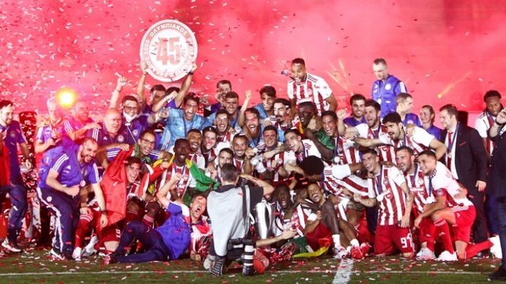 «Campeones, campeones» ήταν το σύνθημα που κυριάρχησε στα αποδυτήρια του Ολυμπιακού από τα στόματα προπονητών, ποδοσφαιριστών και παραγόντων, πάντα με την απαραίτητη... συνοδεία σαμπάνιας για την κατάκτηση του 45ου πρωταθλήματος Ελλάδας, μετά την άνετη νίκη με 3-0 επί της ΑΕΚ. Ωστόσο, ο ιδιοκτήτης της «ερυθρόλευκης» ΠΑΕ, Βαγγέλης Μαρινάκης υπογράμμισε στην κάμερα της NOVA ενόψει της συνέχειας της σεζόν: «Ώρα να διασκεδάσουν τα παιδιά. Ήταν μία καταπληκτική χρονιά αλλά έχουμε και συνέχεια. Πρέπει να είμαστε σοβαροί για το μέλλον. Έχουμε μπροστά μας τον τελικό του Κυπέλλου και έχουμε και το μεγάλο ματς με την Γουλβς». Από την πλευρά του, ο τεχνικός του Ολυμπιακού, Πέδρο Μαρτίνς, είπε: «Είμαστε υπερήφανοι, ήμασταν η καλύτερη ομάδα. Κερδίσαμε με την αξία μας. Θα συνεχίσουμε να παλεύουμε. Συγχαρητήρια σε όλους όσοι δούλεψαν για όλο αυτό. Η ΑΕΚ θα είναι διαφορετική στον τελικό. Σήμερα θα απολαύσουμε τη βραδιά και από αύριο θα ξεκινήσουμε τη δουλειά για τον τελικό».