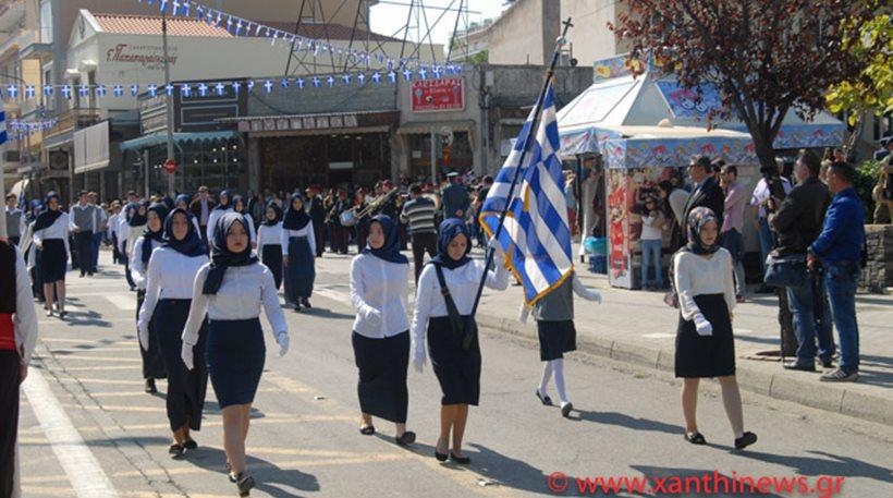 Μαθήτριες παρέλασαν με μαντίλα στο κέντρο της Ξάνθης (ΦΩΤΟ)