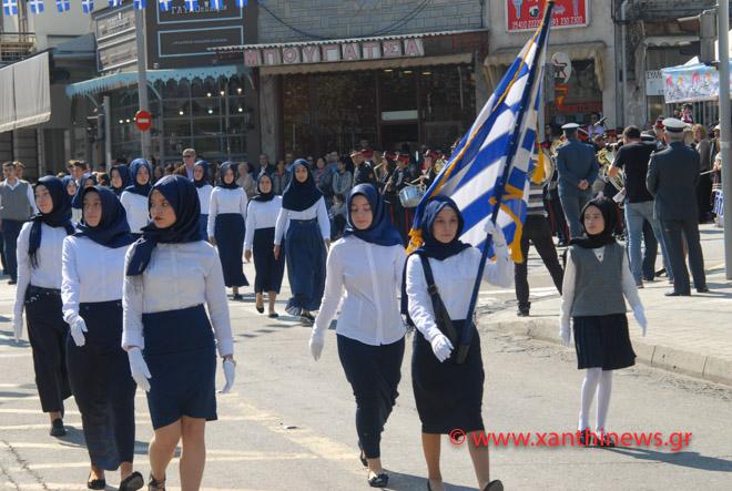 Μαθήτριες παρέλασαν με μαντίλα στο κέντρο της Ξάνθης (ΦΩΤΟ)