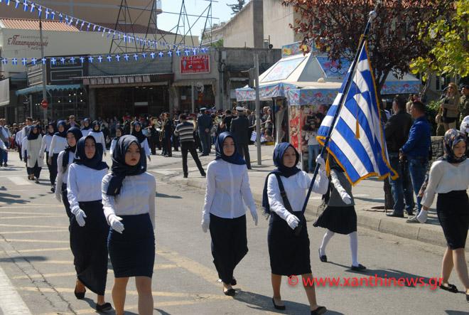 Μαθήτριες παρέλασαν με μαντίλα στο κέντρο της Ξάνθης (ΦΩΤΟ)