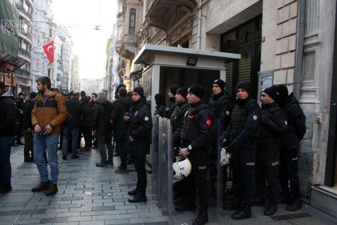 Διαδήλωση Τούρκων εθνικιστών έξω από το Ελληνικό προξενείο στην Κωνσταντινούπολη