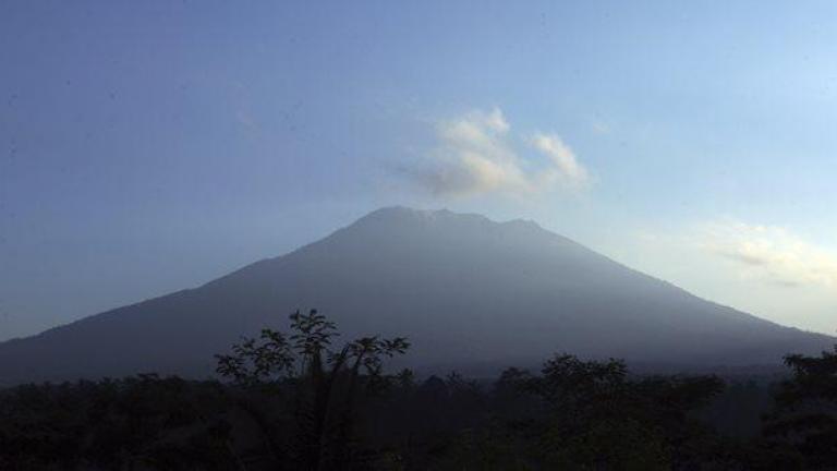 Τρόμος στο Μπαλί από ηφαίστειο που οδηγεί σε εκκένωση 