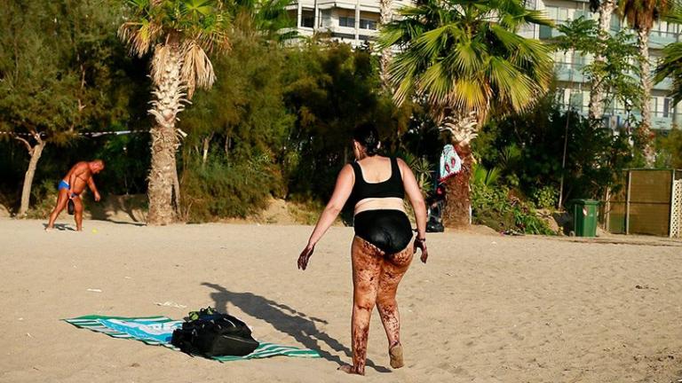 Τον γύρο των social media κάνει η φωτογραφία με την καλυμμένη από μαζούτ λουόμενη στην παραλία του Π.Φαλήρου (ΦΩΤΟ)