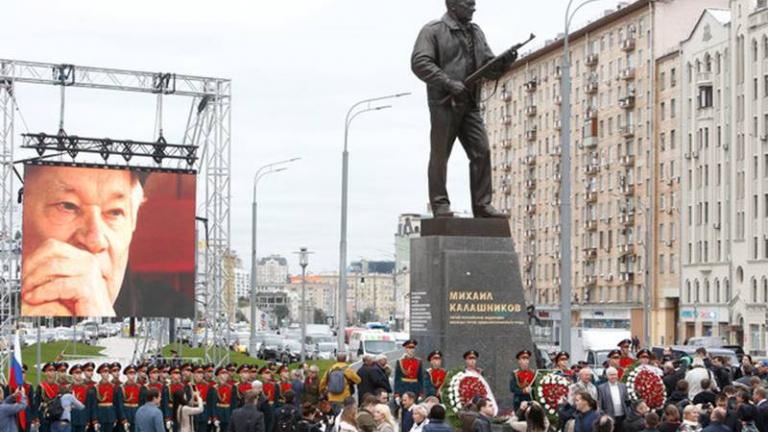 Απίστευτο! Ρώσος γλύπτης έκανε λάθος και έβαλε στο άγαλμα του Καλάσνικοφ ένα…γερμανικό όπλο!