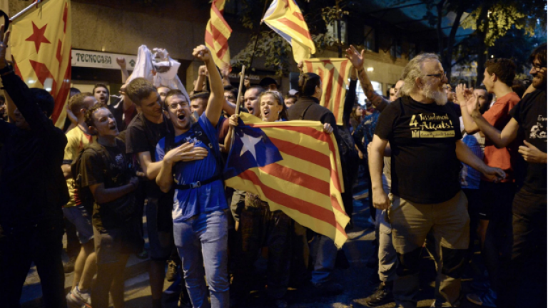 Εικόνες εμφυλίου στην Ισπανία: "Απόβαση" αστυνομικών στην Καταλονία για να καταπνίξουν το δημοψήφισμα ανεξαρτησίας