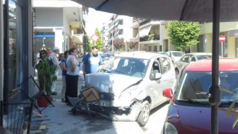 Απίστευτο σκηνικό στα Τρίκαλα, όταν ένα αυτοκίνητο μπήκε στην κυριολεξία μέσα σε καφενείο (ΦΩΤΟ)