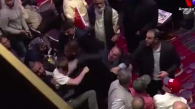 Δεν βάζει μυαλό ο Ερντογάν: Νέο περιστατικό ξυλοδαρμού από την φρουρά του σε διαδηλωτές που άνοιξαν πανό (ΒΙΝΤΕΟ)