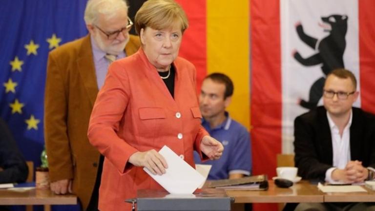 Μαζί με τον σύζυγό της  άσκησε το εκλογικό της δικαίωμα η Γερμανίδα Καγκελάριος (ΦΩΤΟ-ΒΙΝΤΕΟ)