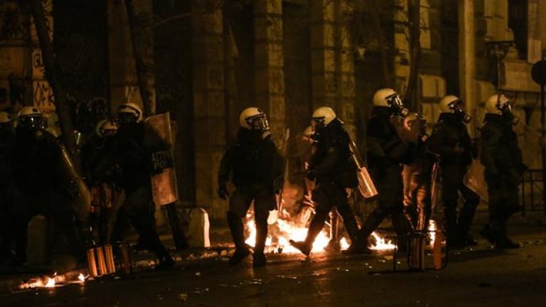 Διπλή επίθεση κουκουλοφόρων στα Εξάρχεια