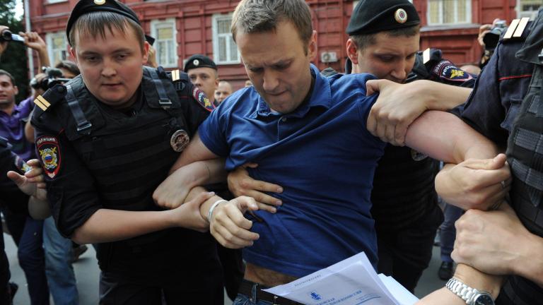 Ο επικεφαλής της ρωσικής αντπολίτευσης Ναβάλνι συνελήφθη έξω από το σπίτι του