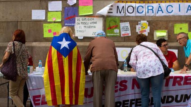 Καταλονία: Η αστυνομία θα απομακρύνει αύριο τους ανθρώπους που έχουν συγκεντρωθεί σε εκλογικά τμήματα