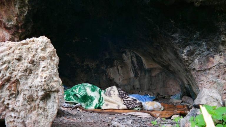Μακάβριο εύρημα σε σπηλιά στο Σούνιο-Βρέθηκε σακ βουαγιάζ με ανθρώπινα οστά