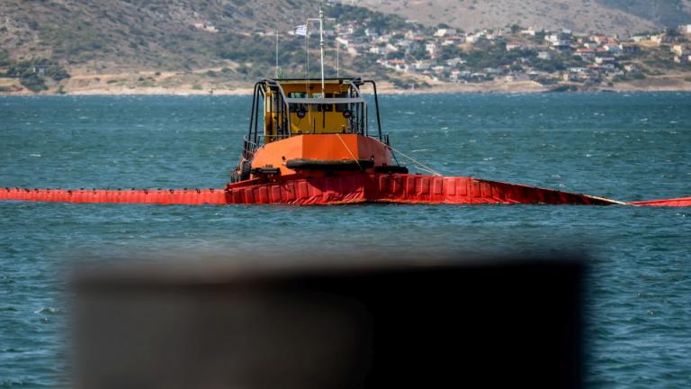 Βυθίστηκε αμμοληπτικό πλοίο στον Ασπρόπυργο - Σε εξέλιξη εργασίες απορρύπανσης στην περιοχή