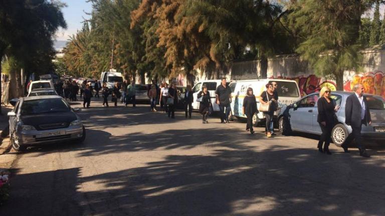 Ξεκινάει η κηδεία της άτυχης Δώρας - Τραγική φιγούρα η μητέρα της (ΒΙΝΤΕΟ)