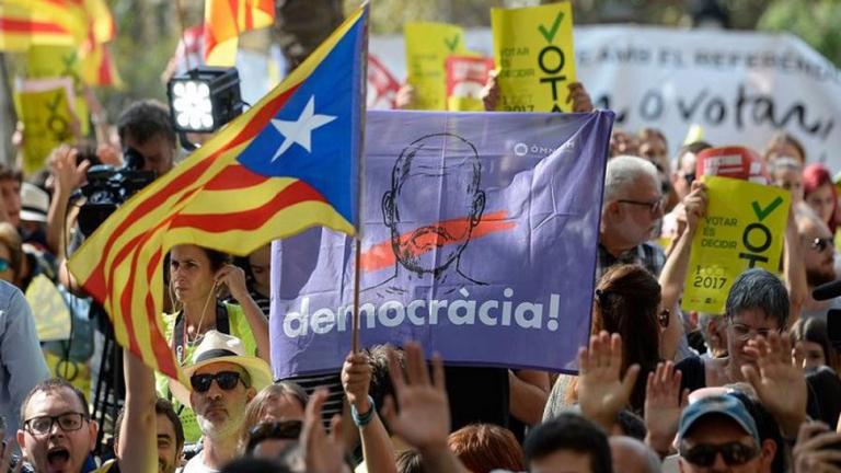 Ισπανία: Αποσύρουν οι Kαταλανοί τις καταθέσεις για να πιέσουν τον Ραχόι - Μείωση στον Τουρισμό