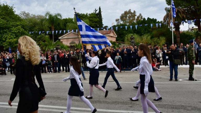 Απάντησε η σεξι δασκάλα της παρέλασης: Θέλω να τιμώ τους ήρωες 